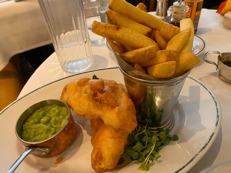 妹、念願のフィッシュ＆チップス。衣がザクザクで美味しい