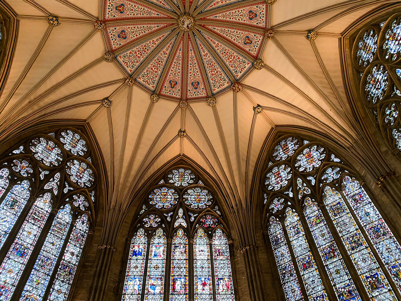 ステンドグラスに覆われた美しい大聖堂