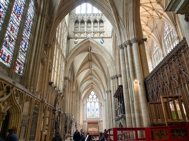 ステンドグラスに覆われた美しい大聖堂