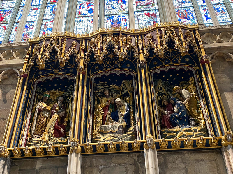 ステンドグラスに覆われた美しい大聖堂