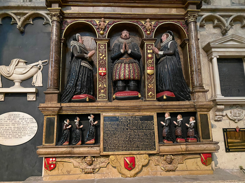 衣装の様子からイギリスの歴史がうかがえる