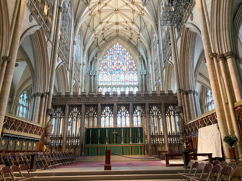 イギリス最大の中世のステンドグラスと合わさって美しい祭壇とクワイア