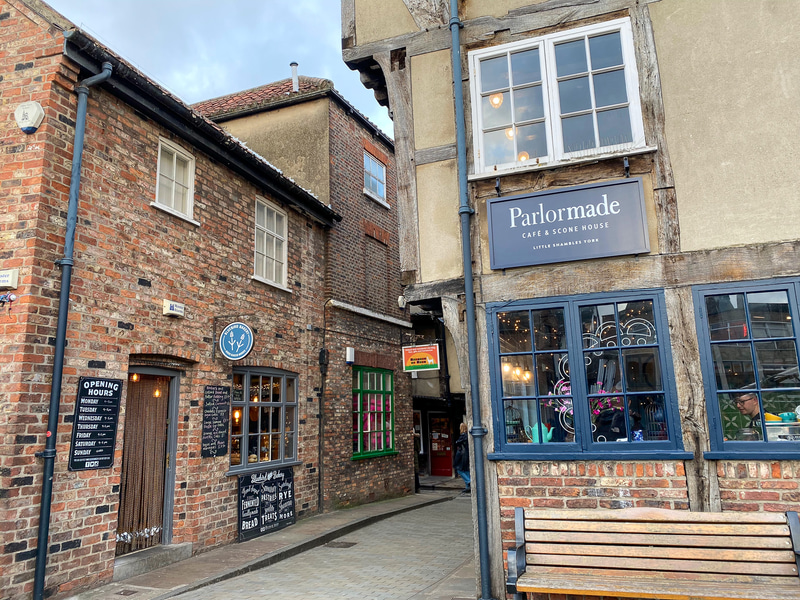 おとぎの国の風景に大道芸人