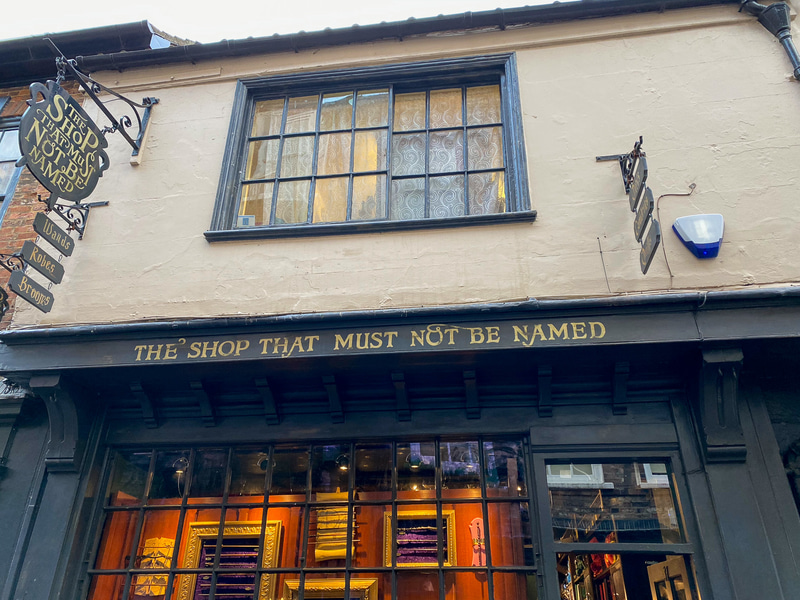 ハリー・ポッターグッズを扱うお店も