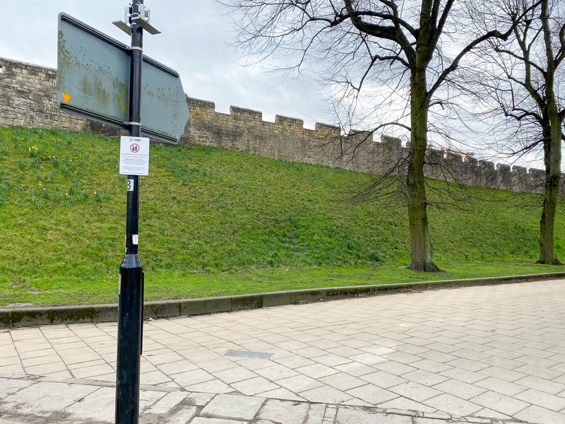 ヨークの城壁とかわいい街並み