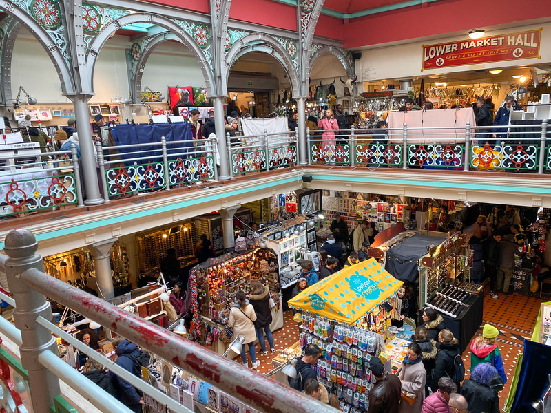 これでもかと個性豊かな店が密集