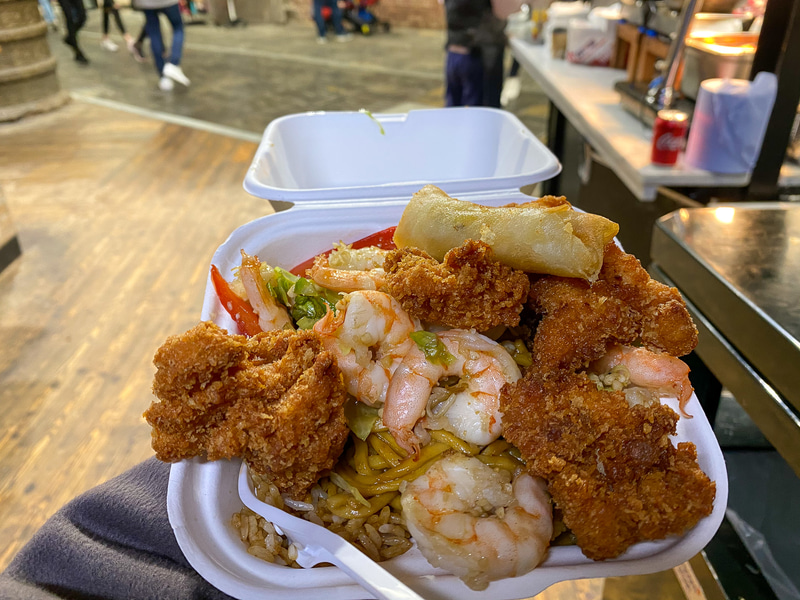 山盛りで1300円ほど。この容器、汁漏れなしの優れ物でした