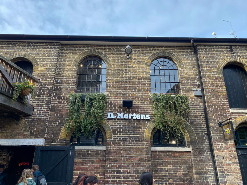 ドクターマーチンのカムデンストア。ちょっとしたギャラリーになっていてめちゃくちゃかわいい