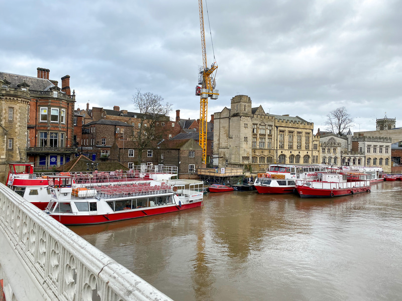 ヨークの城壁とかわいい街並み