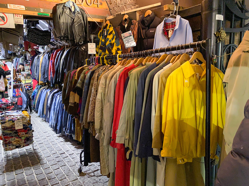 おじさんが親切に接客してくれたTime Tunnel Vintage。女性物の古着トレンチコートを購入