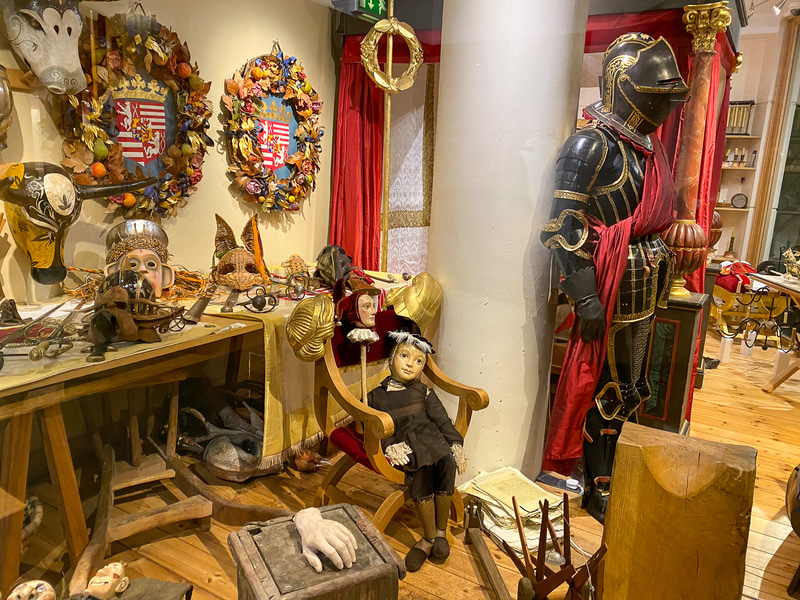 ツアーの開始を待つスペースで展示も楽しめる