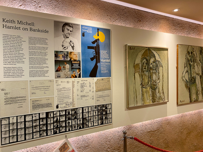 ツアーの開始を待つスペースで展示も楽しめる