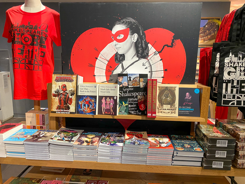 お土産屋さん。イカしたデザインが多い