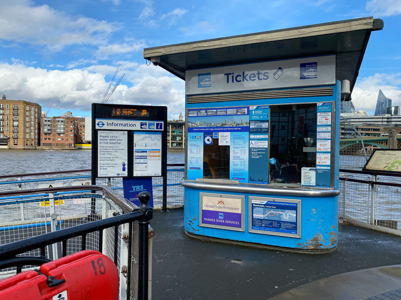 船のチケット売り場。料金は約1240円