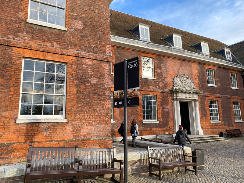 休憩できるカフェもあります