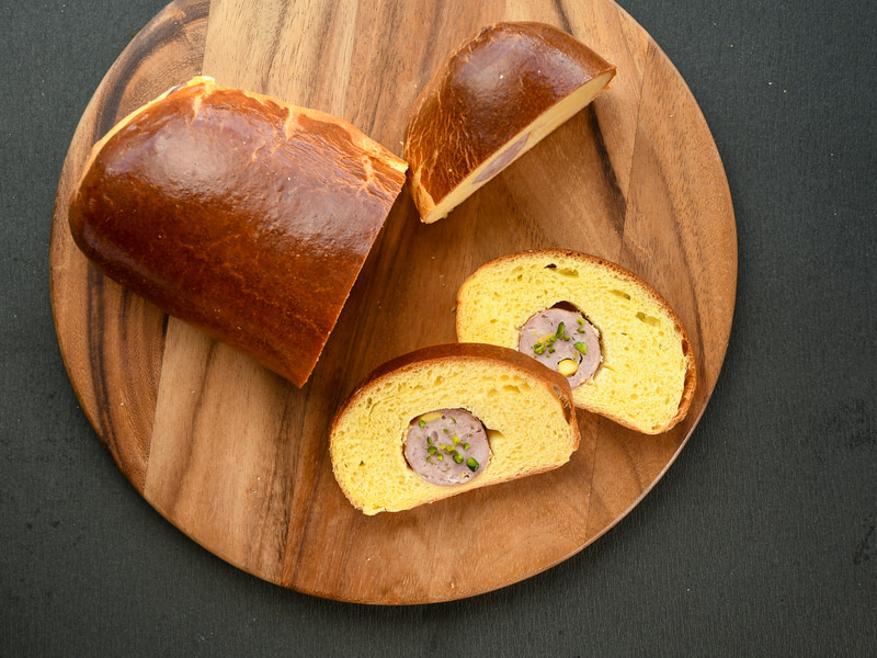 「ピスタチオのソーシソン・ブリオッシュ ポール・ボキューズ特製黒トリュフのソース付き」イメージ