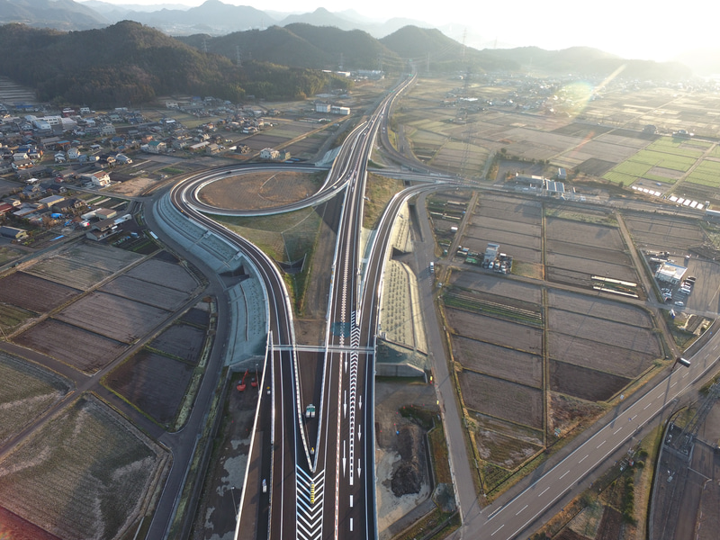 新たに西方向へ延伸した関広見ICの空撮写真