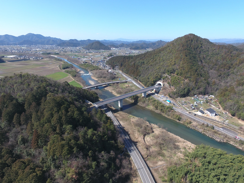 本線途中の三輪トンネルの空撮写真