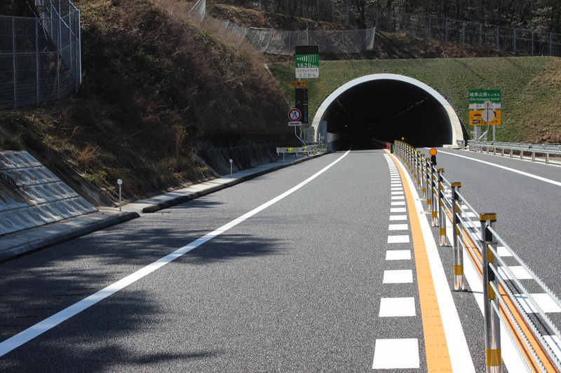 岐阜山県トンネルの東側