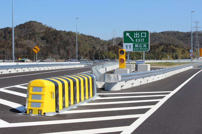 関広見ICの衝突緩衝装置