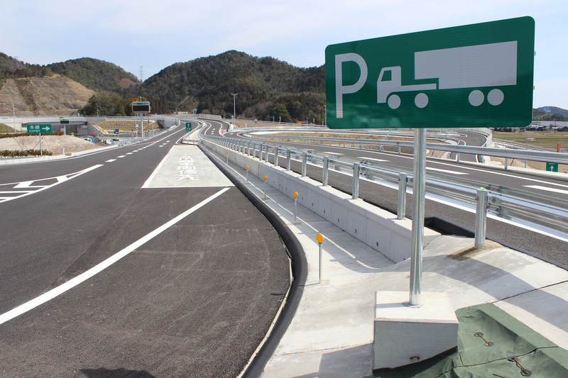 ダブル連結トラックの優先駐車マス