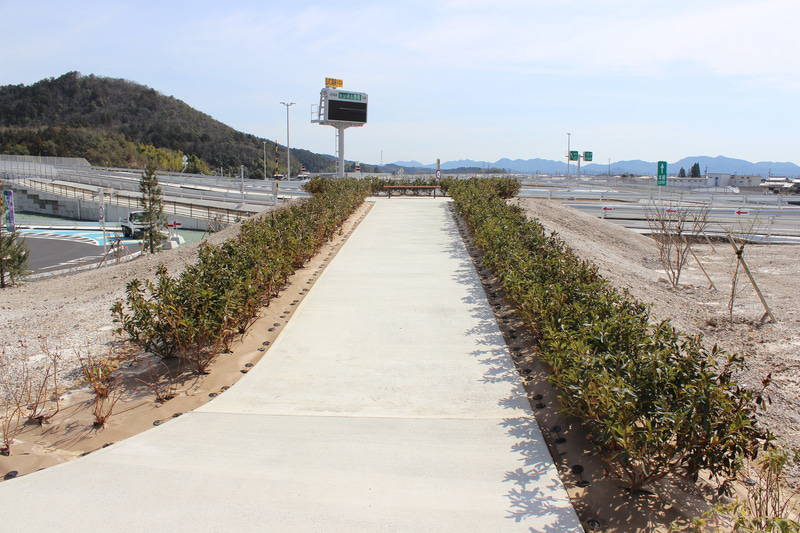 高台から展望でき、ベンチでの休憩も可能な「恋人の丘」