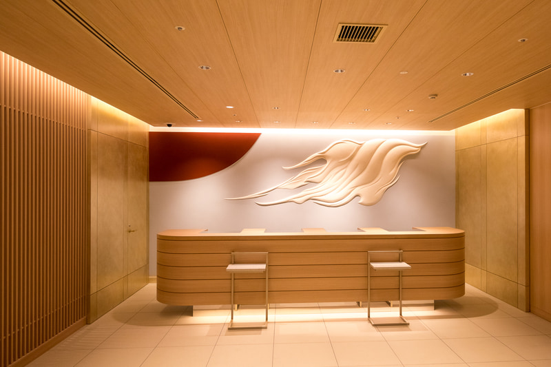 レセプション。カウンターのバックウォールは挾土秀平氏による「雲上の夜明け」がデザインされている