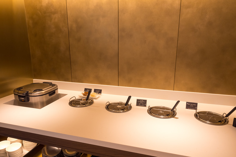 ドリンクコーナーやビュッフェスタイルのフードコーナー