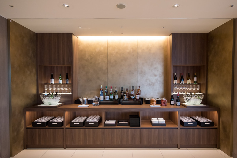 ドリンクコーナーやビュッフェスタイルのフードコーナー