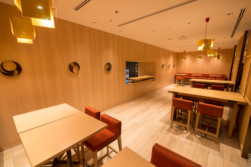 鮨 鶴亭に隣接するラーメンブース。鮨で一杯飲んだあとにラーメンを……という動線を意識しているという