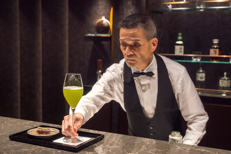 日本茶は“21世紀の茶葉作り”を目指すEN TEA製。水出し茶はシェイクして提供する