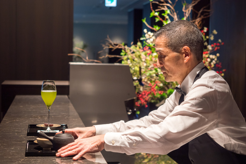 日本茶は“21世紀の茶葉作り”を目指すEN TEA製。水出し茶はシェイクして提供する