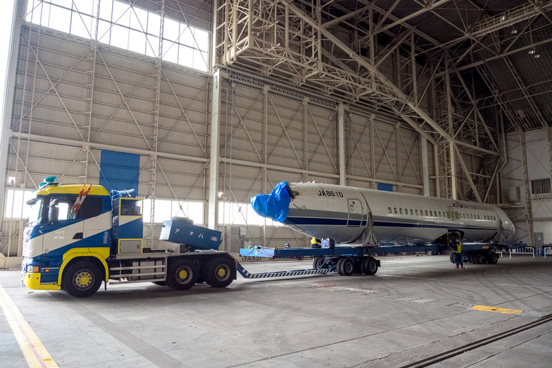 胴体。胴体の長さは28mとのことで、トレーラーの長さを含めると40m近いの長さとなる