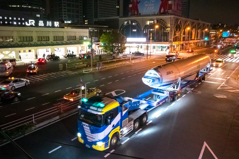 品川駅前を通過するYS-11量産初号機の胴体