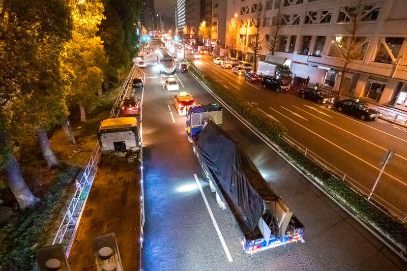 国道15号 品川駅前を通過。主翼にはカバーが掛けられていた