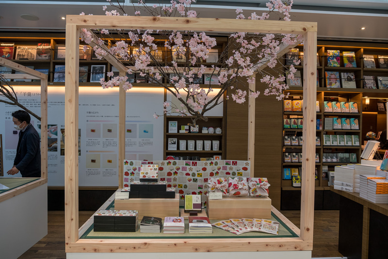 出発ロビーの向かい側、4階に開店した「羽田空港 蔦屋書店」。別記事「<a href="https://travel.watch.impress.co.jp/docs/news/1242723.html" class="n" target="_blank">BOOK＆CAFE『羽田空港 蔦屋書店』が第2ターミナル国際線エリアに3月29日開店。日本文化を“お土産”に</a>」で紹介した内覧会時には用意されていなかった「ジャパン レコメンド」コーナーでは、老舗和菓子店「とらや」の羊羹の紹介がはじまった