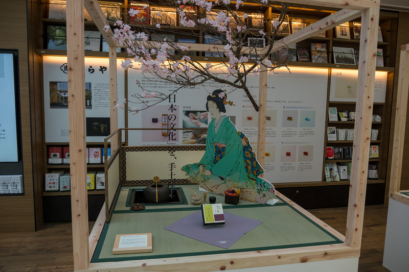 出発ロビーの向かい側、4階に開店した「羽田空港 蔦屋書店」。別記事「<a href="https://travel.watch.impress.co.jp/docs/news/1242723.html" class="n" target="_blank">BOOK＆CAFE『羽田空港 蔦屋書店』が第2ターミナル国際線エリアに3月29日開店。日本文化を“お土産”に</a>」で紹介した内覧会時には用意されていなかった「ジャパン レコメンド」コーナーでは、老舗和菓子店「とらや」の羊羹の紹介がはじまった