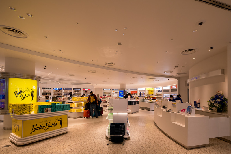 出国審査場を抜けた先には免税店などが並ぶ