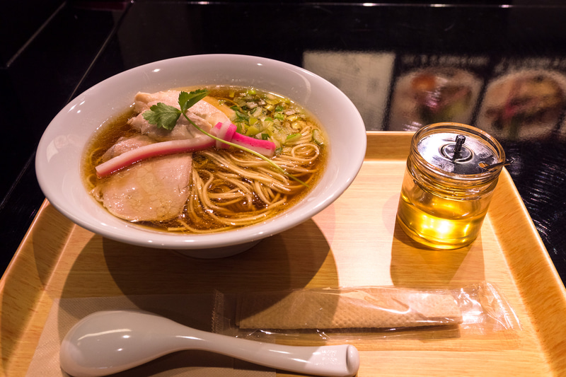 空港初出店となる「むぎとオリーブ」。「煮干SOBA」は羽田空港限定メニュー。エシャロットオイルで“味変”も