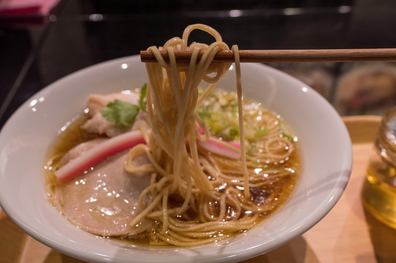 空港初出店となる「むぎとオリーブ」。「煮干SOBA」は羽田空港限定メニュー。エシャロットオイルで“味変”も