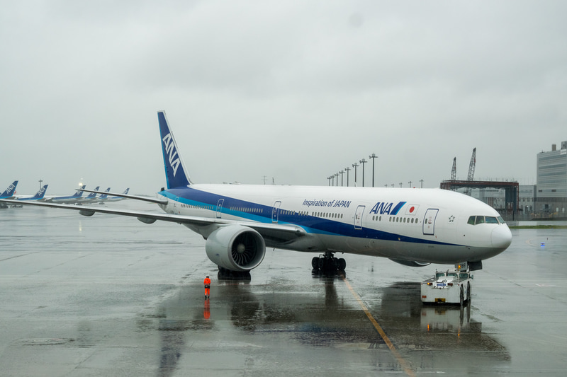 10時17分に出発。地上旅客スタッフが手を振って見送った