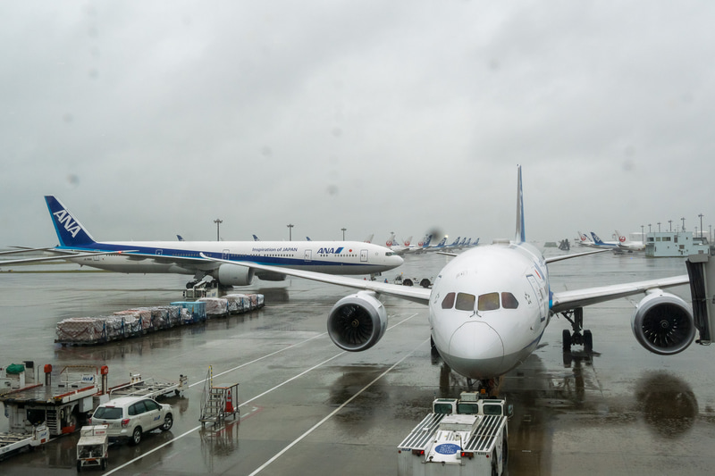 10時17分に出発。地上旅客スタッフが手を振って見送った