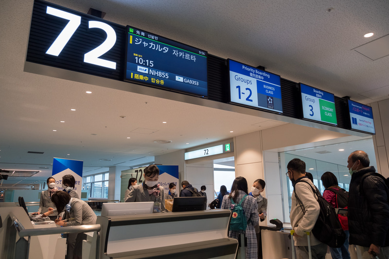 出発第2便目となったジャカルタ行き855便。こちらの乗客にも搭乗券型ステッカーやフライトタグをプレゼント。10時25分に出発した