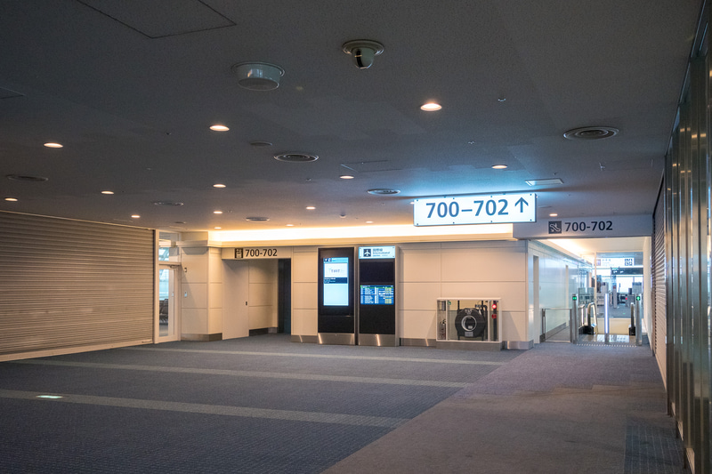 シンガポール行きのNH841便はバスゲートから搭乗。バス搭乗ラウンジは1階に設けられている