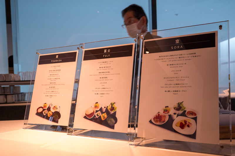 カウンターでドリンクや食事を提供