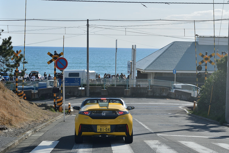 某アニメで有名な踏切、の近所の踏切。坂を下り海が見えてくる瞬間は、何度走っても心地よいもの