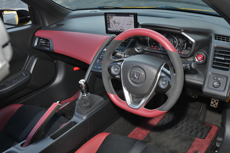 ボルドーレッドの本革と、漆黒のアルカンターラスエードが上質な艶やかさを醸し出すコクピット