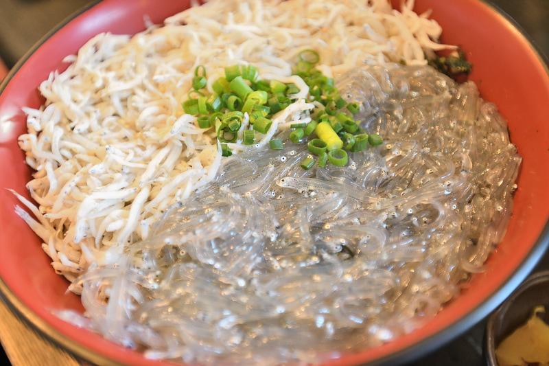生しらすと釜揚げしらすの2色丼や、生しらす付きランチも人気