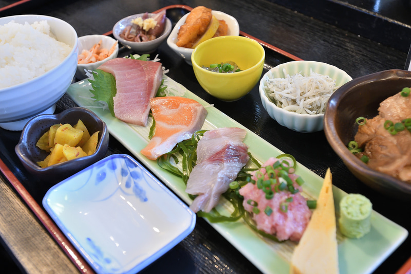 生しらすと釜揚げしらすの2色丼や、生しらす付きランチも人気