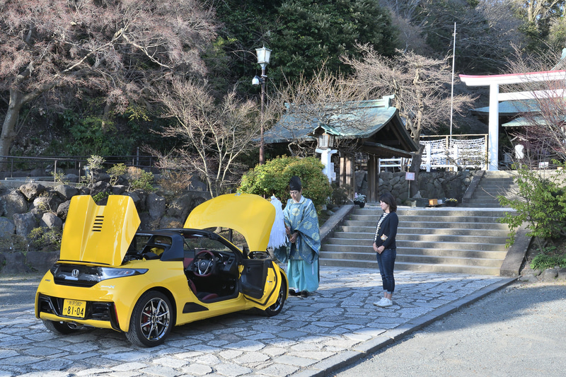 クルマのお祓いは、ドアやボンネットなどをすべてオープンにして行なう